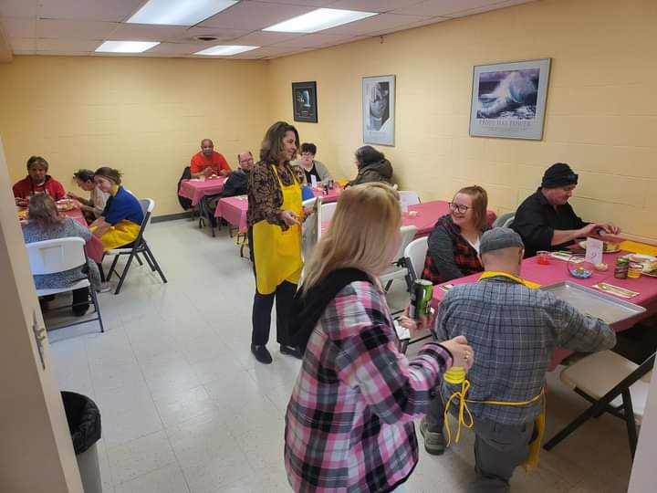 Judge Wall participates in Safehaven's Thanksgiving meal